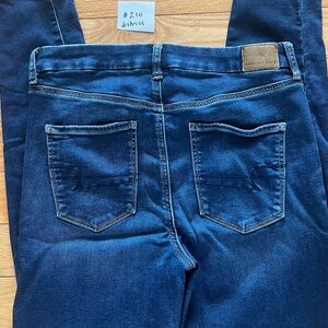 American Eagle Outfitters Women's size 10 DISTRESSED CURVY HI-RISE JEGGING Jeans